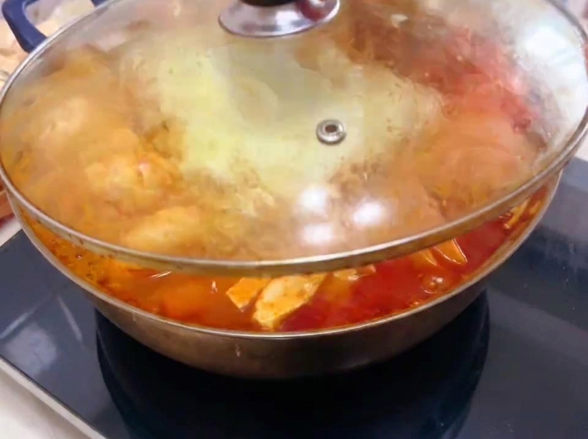 Le couvercle en verre recouvrant la marmite pendant que les aliments cuisent et que le bouillon bout.