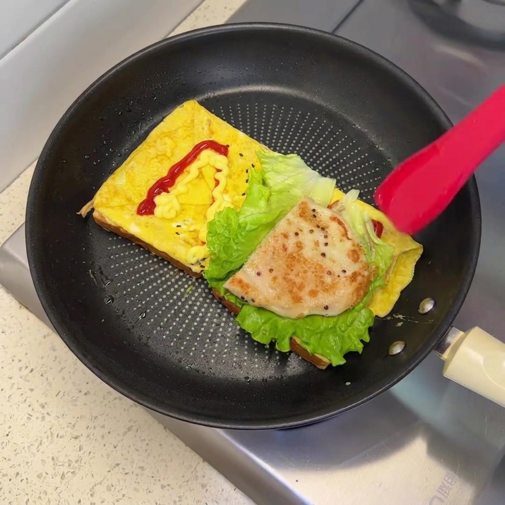 Une escalope de poulet panée et dorée reposant sur la laitue fraîche à lintérieur de la poêle.