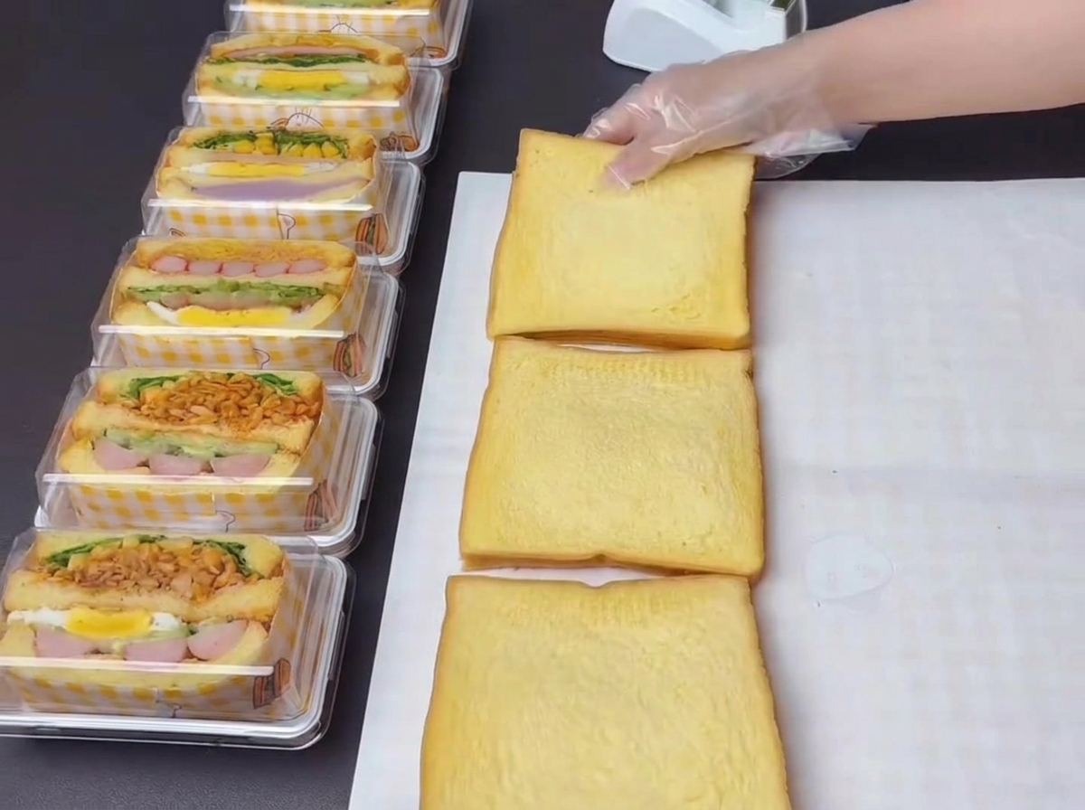 Trois tranches de pain au potiron disposées côte à côte, fraîchement recouvertes dun filet de sauce salade douce.