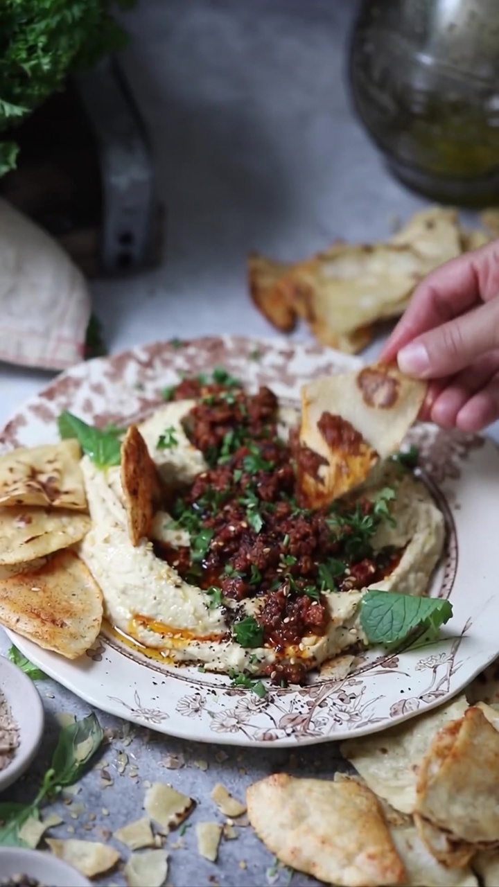 Houmous à la Viande de Bœuf Épicée et Chips de Tortilla Maison