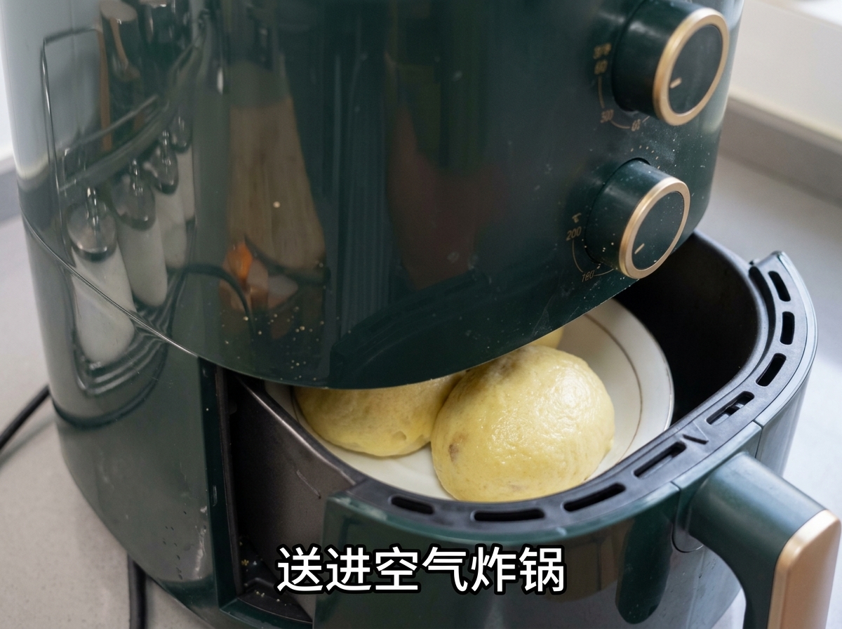 Un panier de friteuse sans huile rempli de pommes de terre huilées poussé dans une friteuse verte.