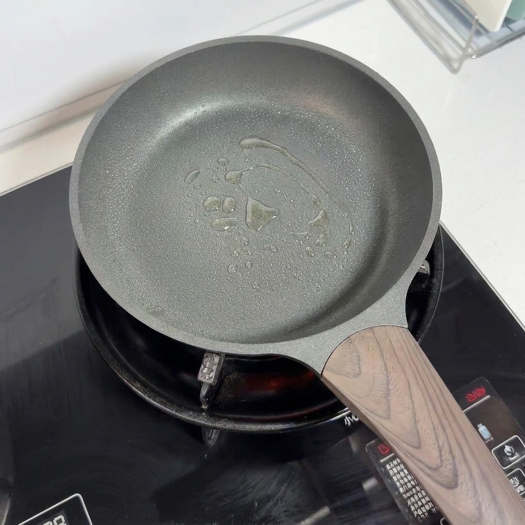 Une poêle antiadhésive avec de lhuile vaporisée sur le fond, prête pour la cuisson.