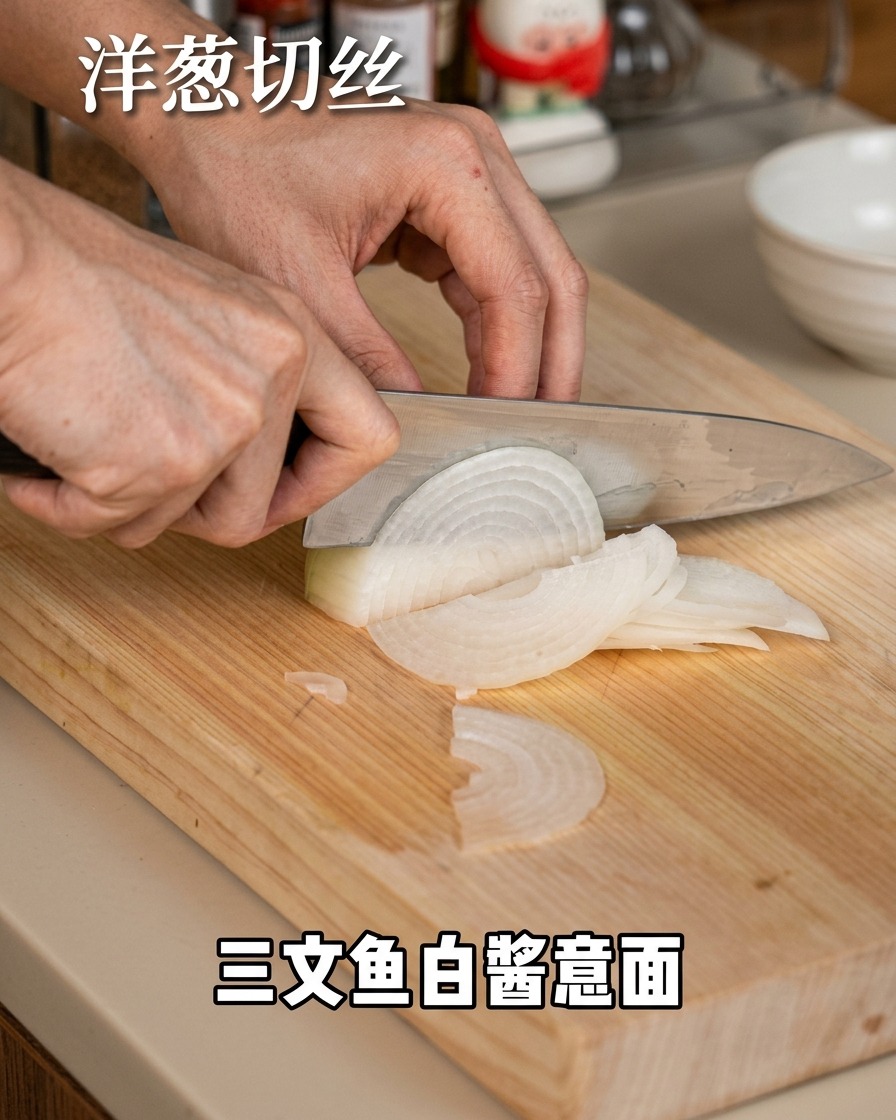 Des champignons de Paris tranchés finement sur une planche à découper en bois avec un couteau de chef.