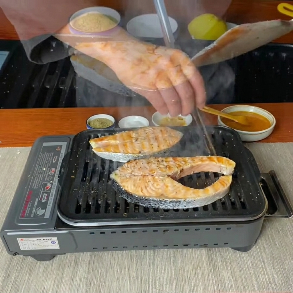 Darnes de saumon retournées avec une spatule sur une poêle à griller chaude.