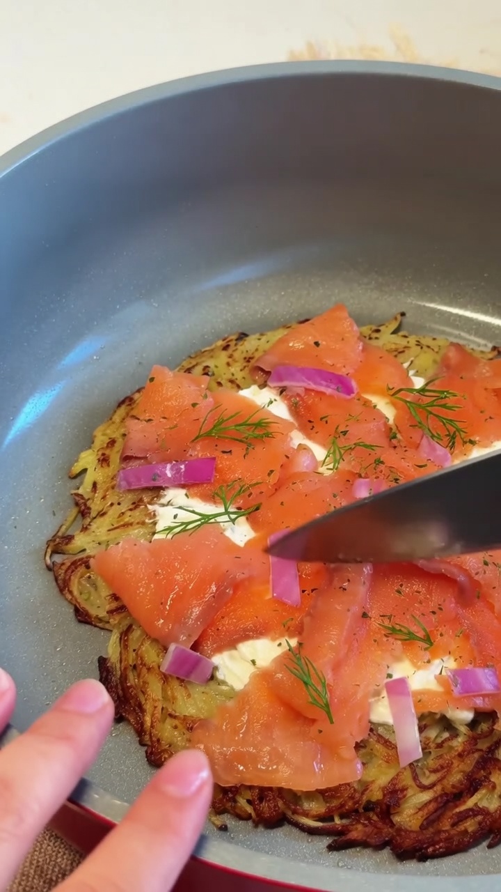 Pizza Croustillante aux Pommes de Terre et Saumon Fumé