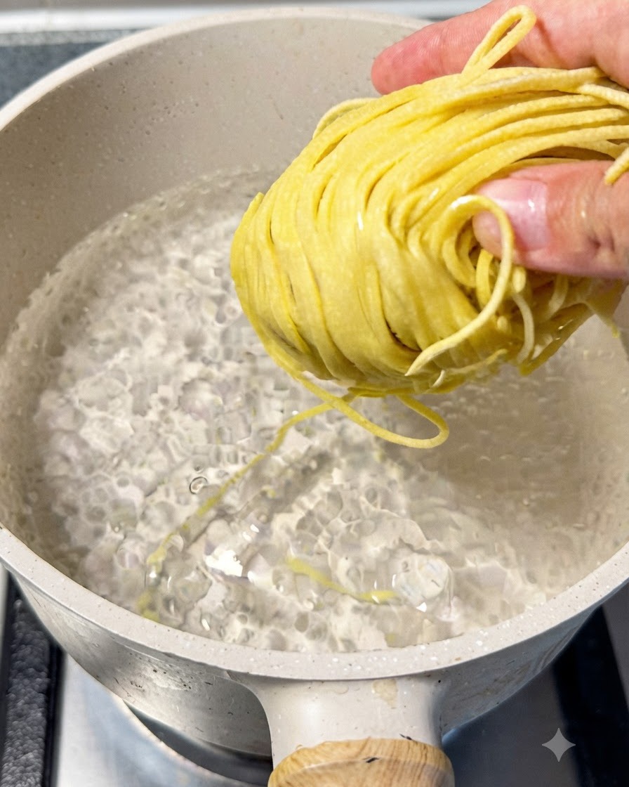 Nouilles de ramen bouillant dans une casserole deau, soulevées avec des baguettes pour vérifier la cuisson.