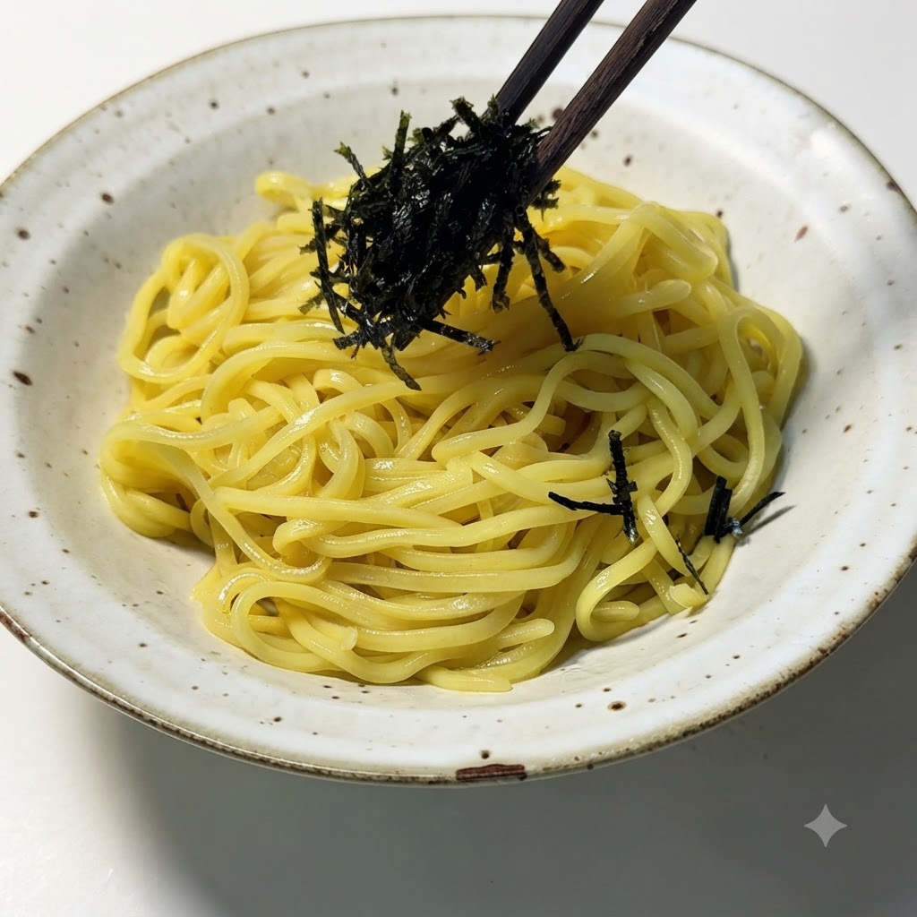 Des algues émincées placées sur des nouilles ramen à laide de baguettes.