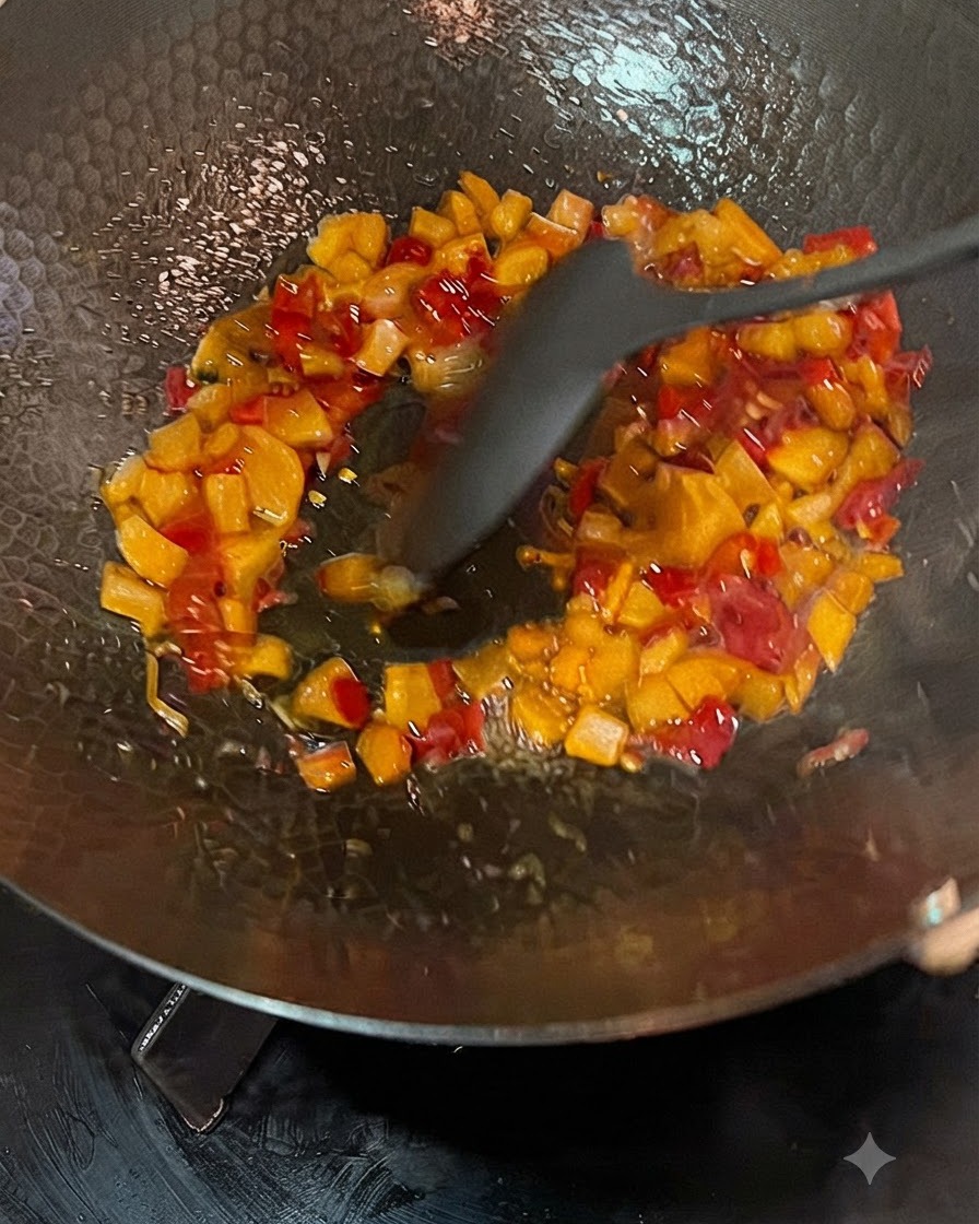 Du bouillon versé depuis une pichet dans un wok contenant des radis pickelés et des piments sautés.
