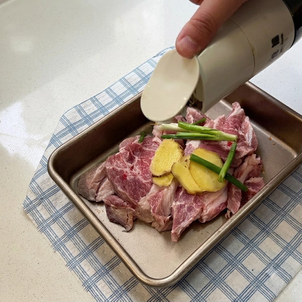 Tranches de porc disposées dans un plateau avec des morceaux de gingembre et des cébettes pendant quon y verse de la sauce soja.