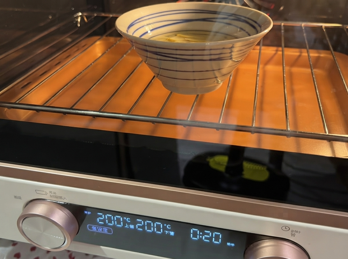 Tranches dail immergées dans lhuile dans un bol à lintérieur dun mini-four.