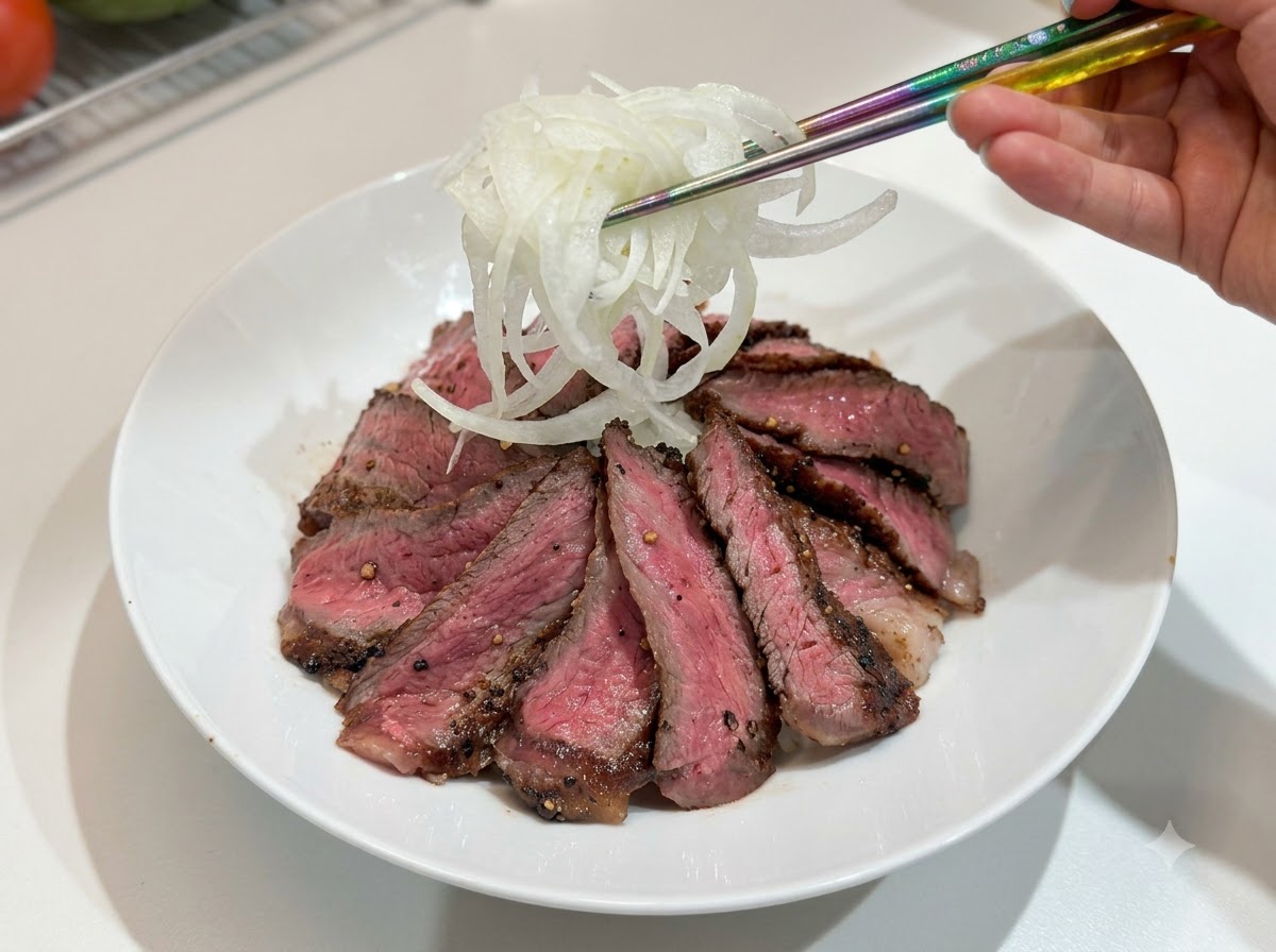 Oignons émincés placés sur le bol de steak à laide de baguettes.