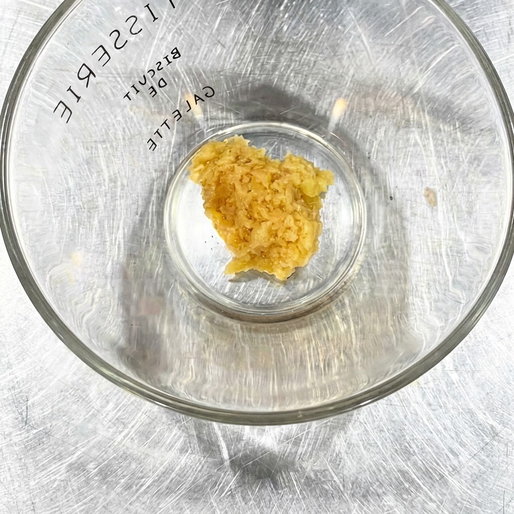 Sauce à lail émincé dans un bol en verre transparent.