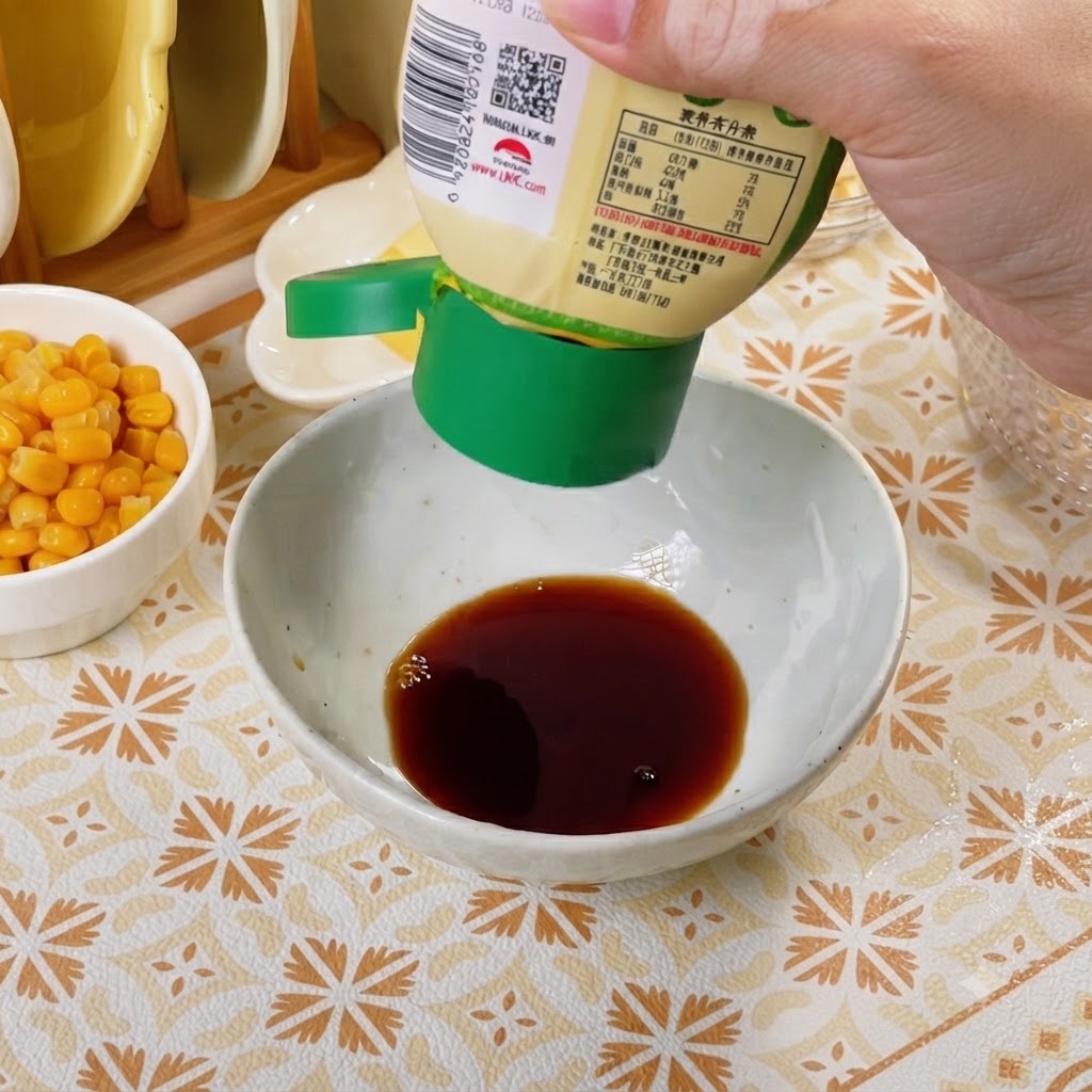 Un bol blanc contenant les ingrédients dune sauce brune en train dêtre mélangés avec une cuillère.