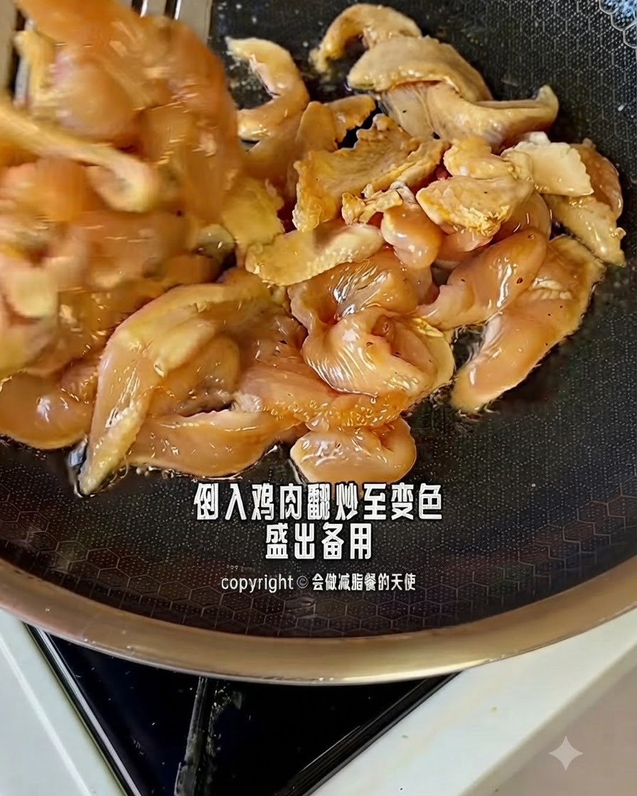 Des morceaux de poulet marinés en train de cuire et de changer de couleur dans une poêle chaude.