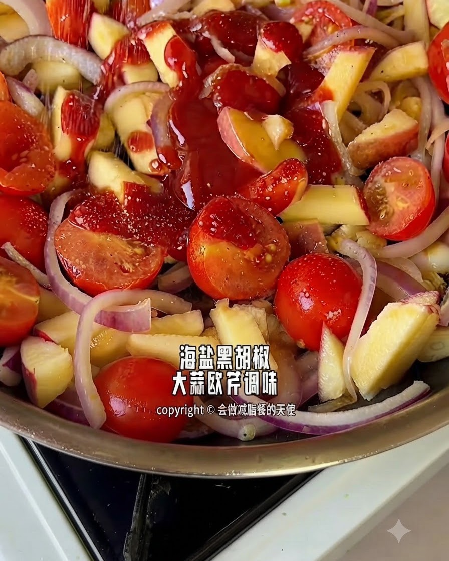 Des épices et des assaisonnements saupoudrés sur un mélange de tomates, doignons et de pommes dans une poêle.