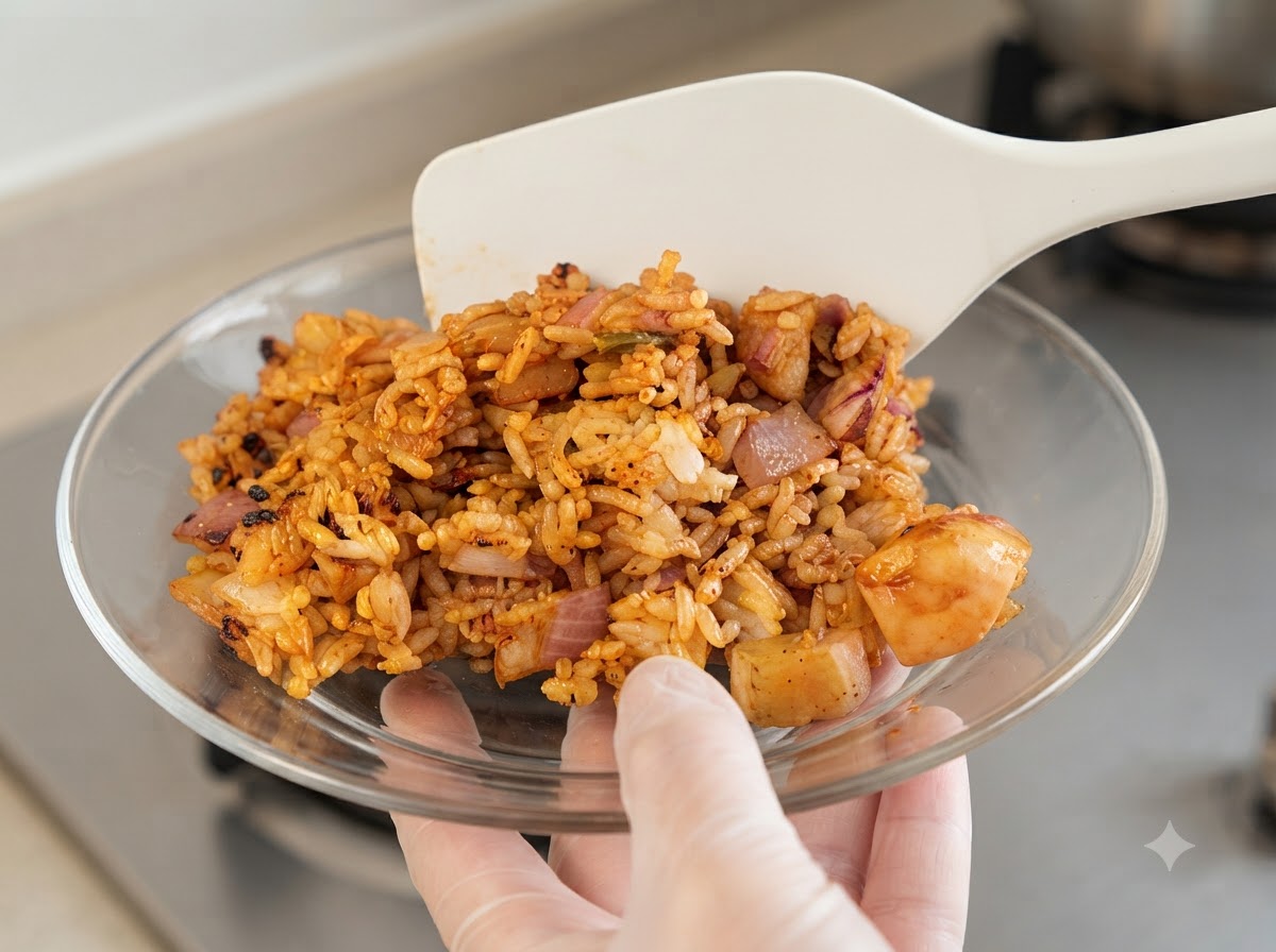 Des oignons rouges hachés et de lail émincé ajoutés dans la poêle avec le poulet.