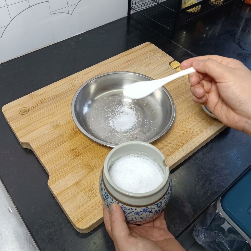 Du sel et de lhuile versés sur une assiette en acier inoxydable.