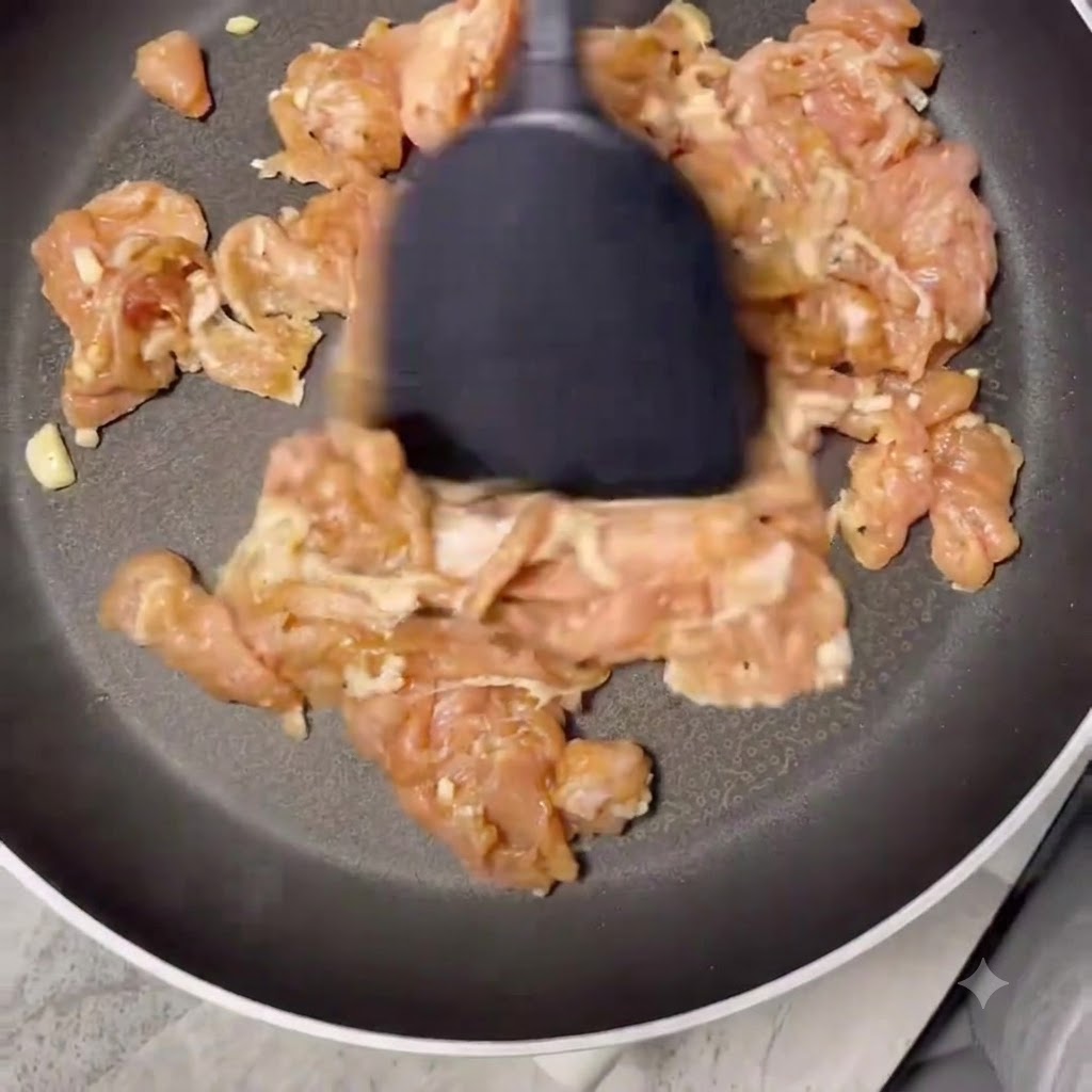 Tranches de porc cuisant dans une poêle sèche jusquà ce quelles soient dorées et sèches.