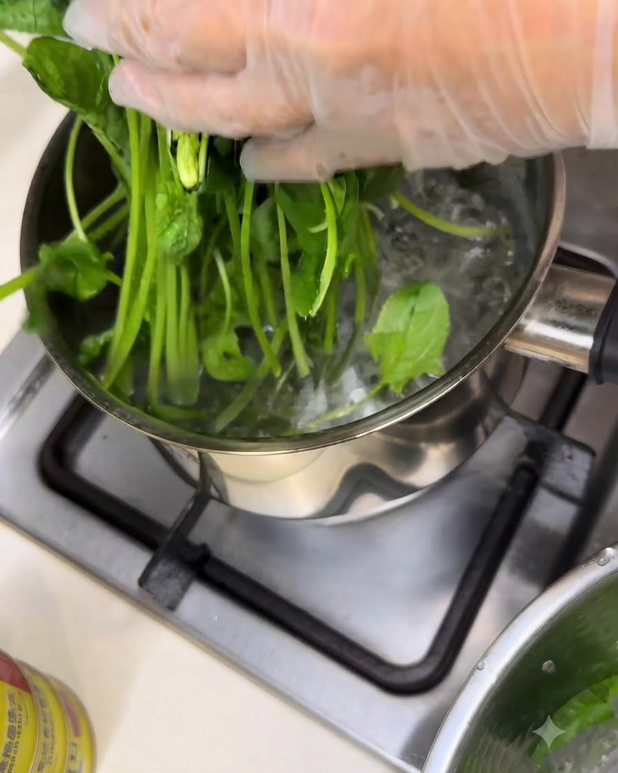 Des épinards frais blanchis dans une casserole deau bouillante sur un feu de cuisinière.