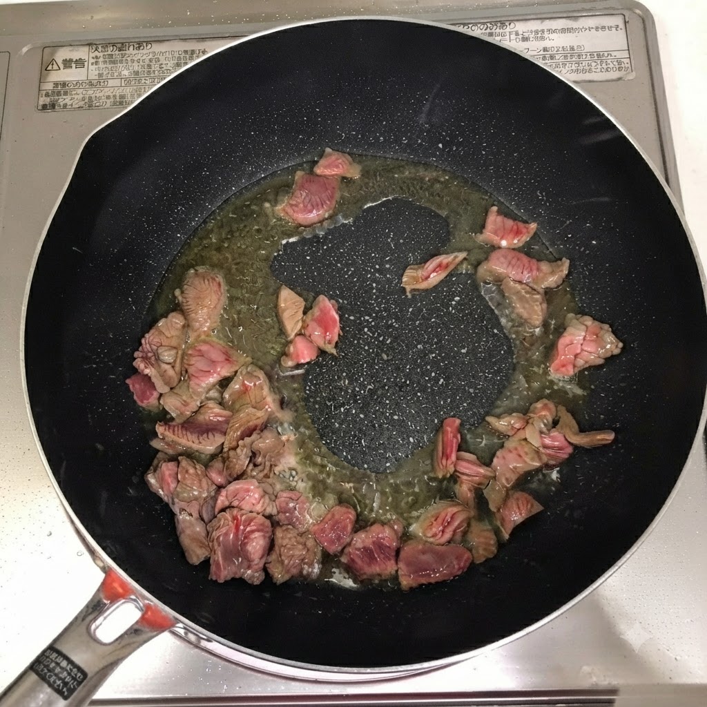 Vin de cuisine, poudre de chili et pâte de piment ajoutés sur le bœuf dans la poêle.