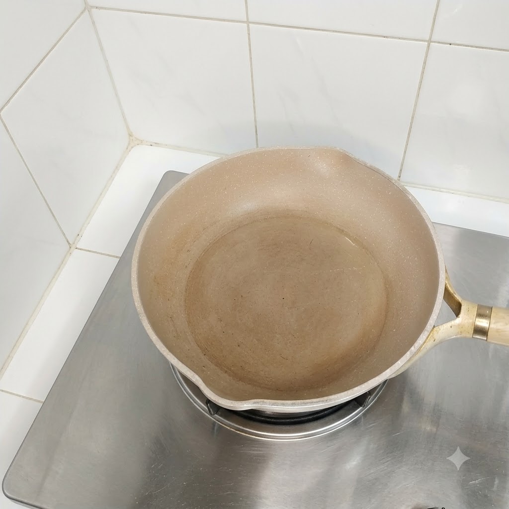 Une poêle huilée vide posée sur un feu de cuisinière prête pour la cuisson.