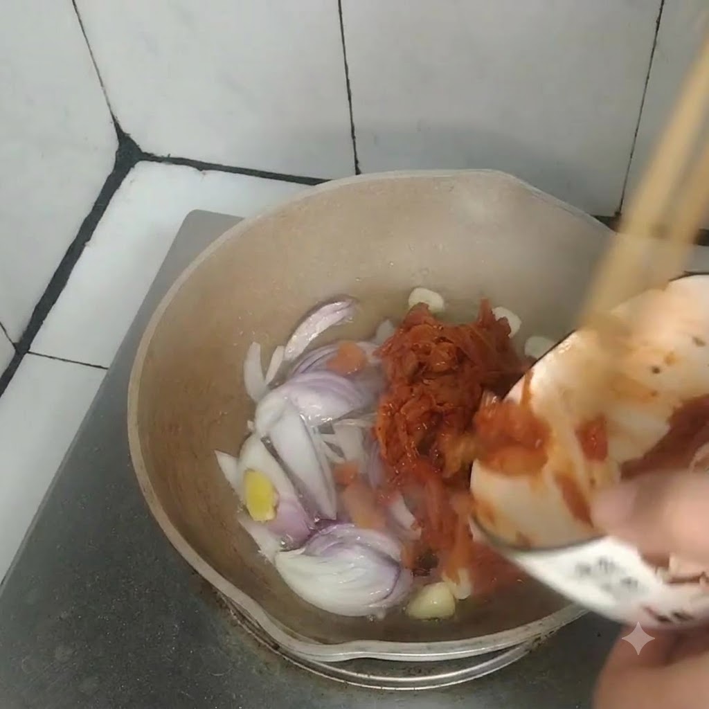 Du kimchi versé dun petit bol dans une poêle contenant les oignons, lail et le gingembre sautés.