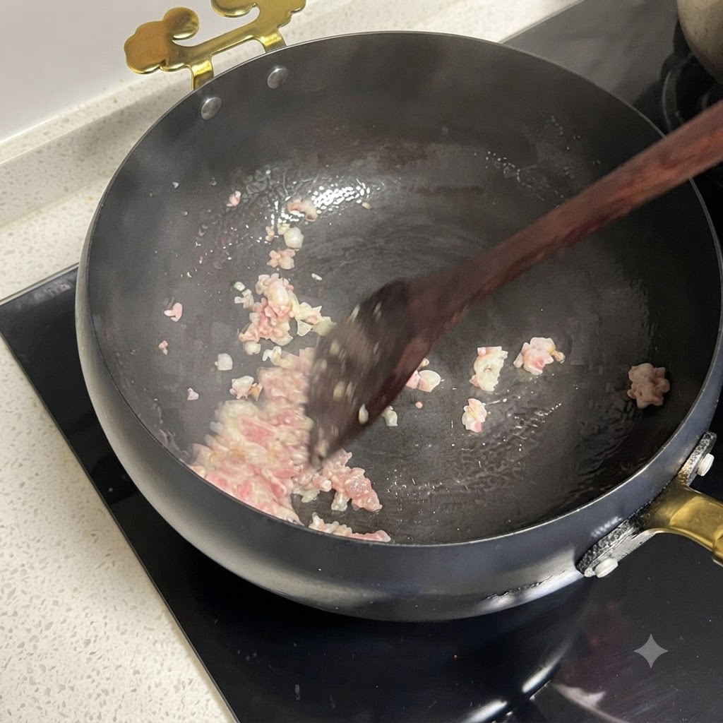 Des oignons rouges en dés et des tomates hachées cuisant ensemble dans une poêle.