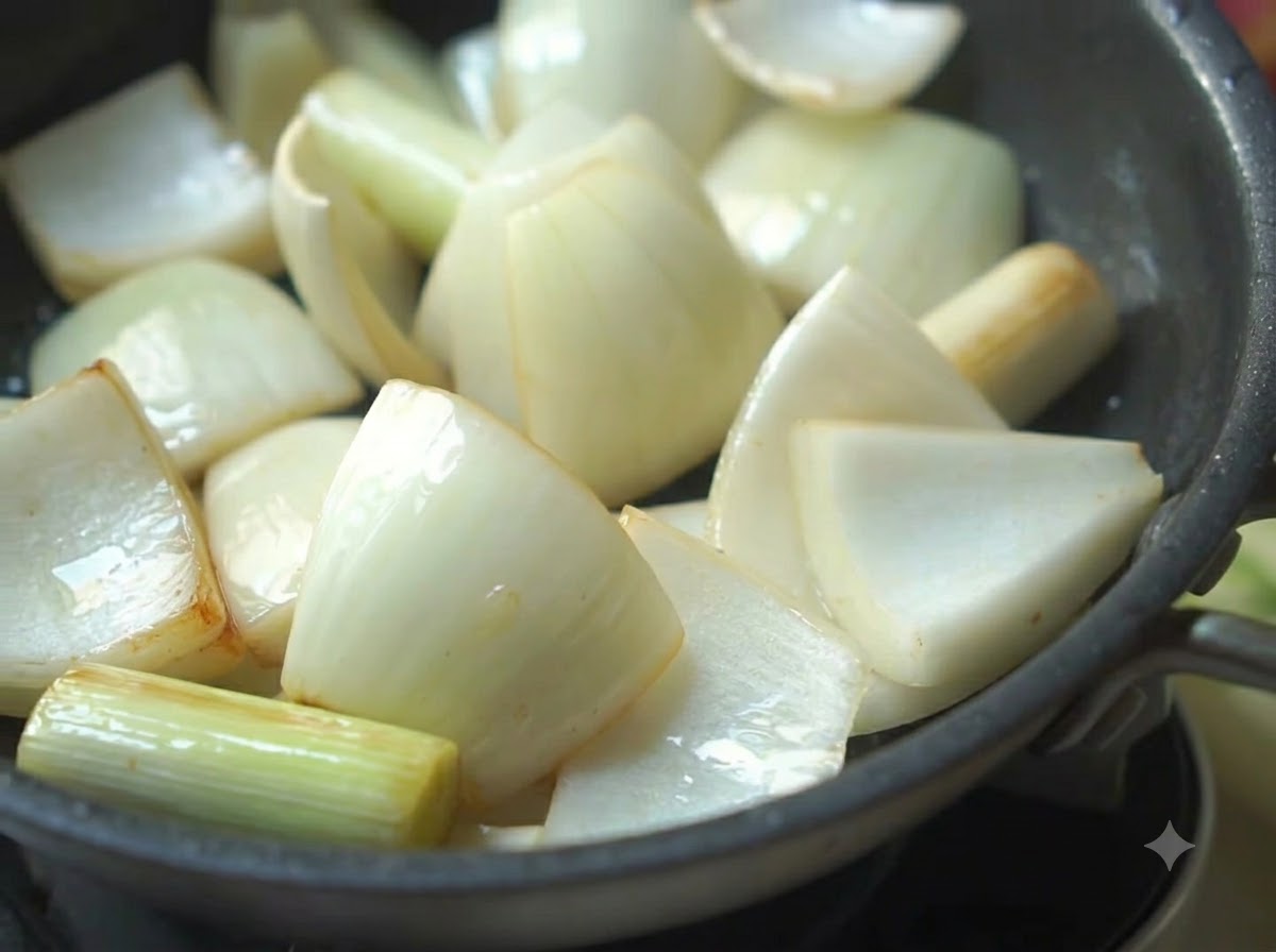 Des oignons, des cébettes et des poivrons verts qui grésillent dans une poêle avec de lhuile.