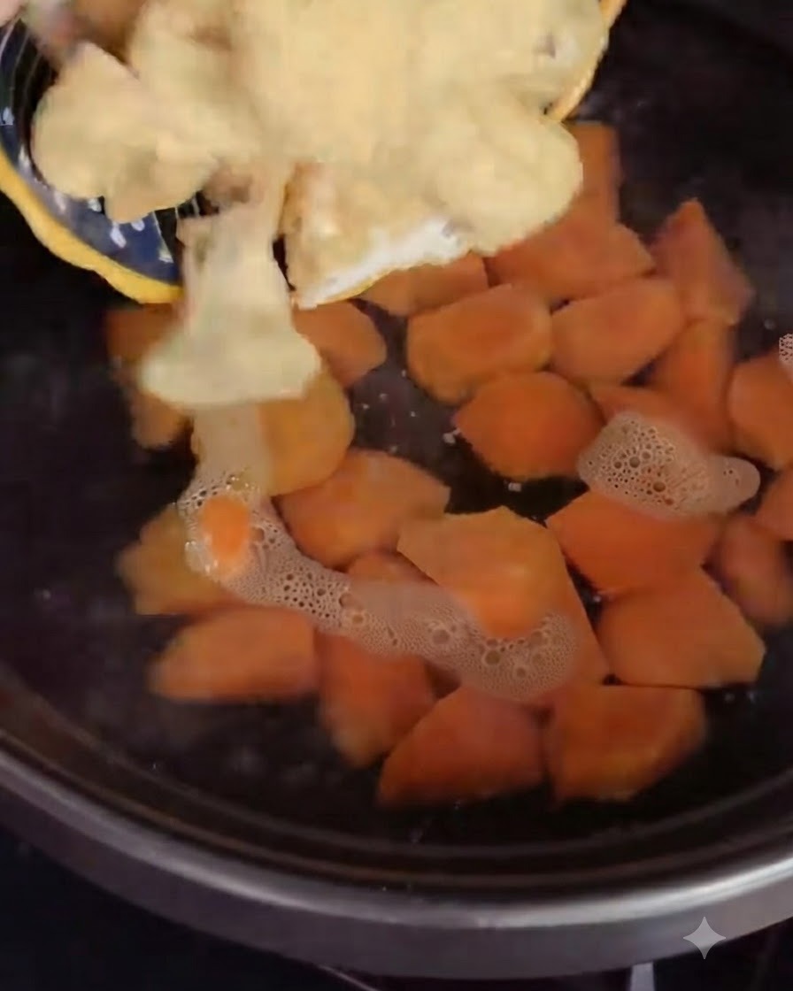Tofu frit soufflé ajouté dans la marmite.