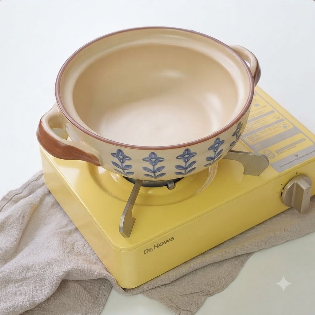 Cives et ail tranché grésillant dans un pot en céramique avec de lhuile.
