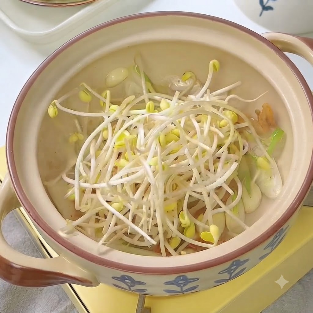 Pousses de soja fraîches placées dans le pot avec le kimchi et les aromates.