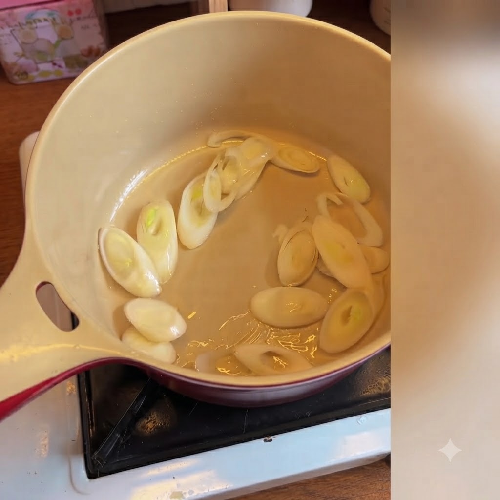Du kimchi coréen ajouté et mélangé aux ciboules émincées dans une marmite en céramique.