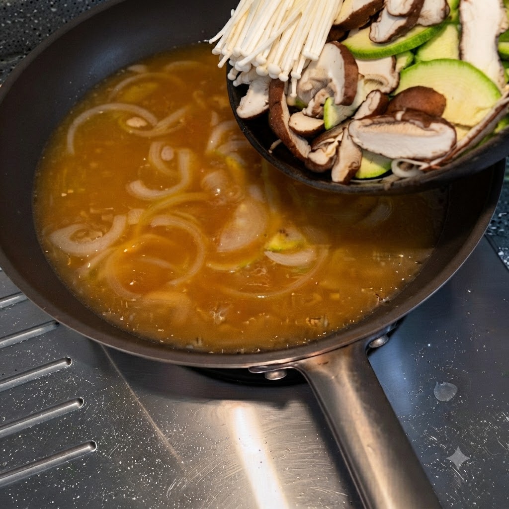 Une assiette de courgettes tranchées, de champignons enoki et de champignons shiitake versée dans une poêle de bouillon assaisonné.