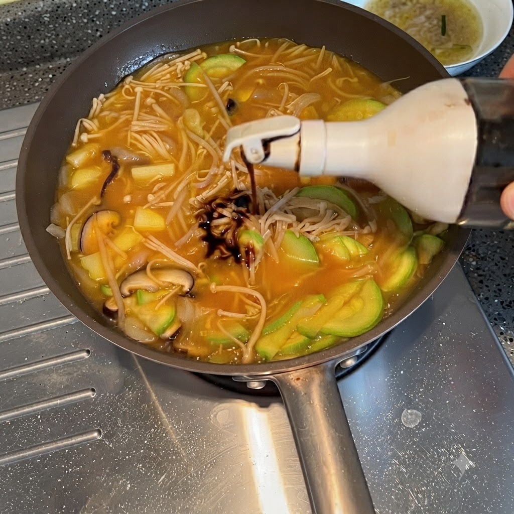 Sauce soja pressée dune bouteille dans le ragoût de légumes mijoté.