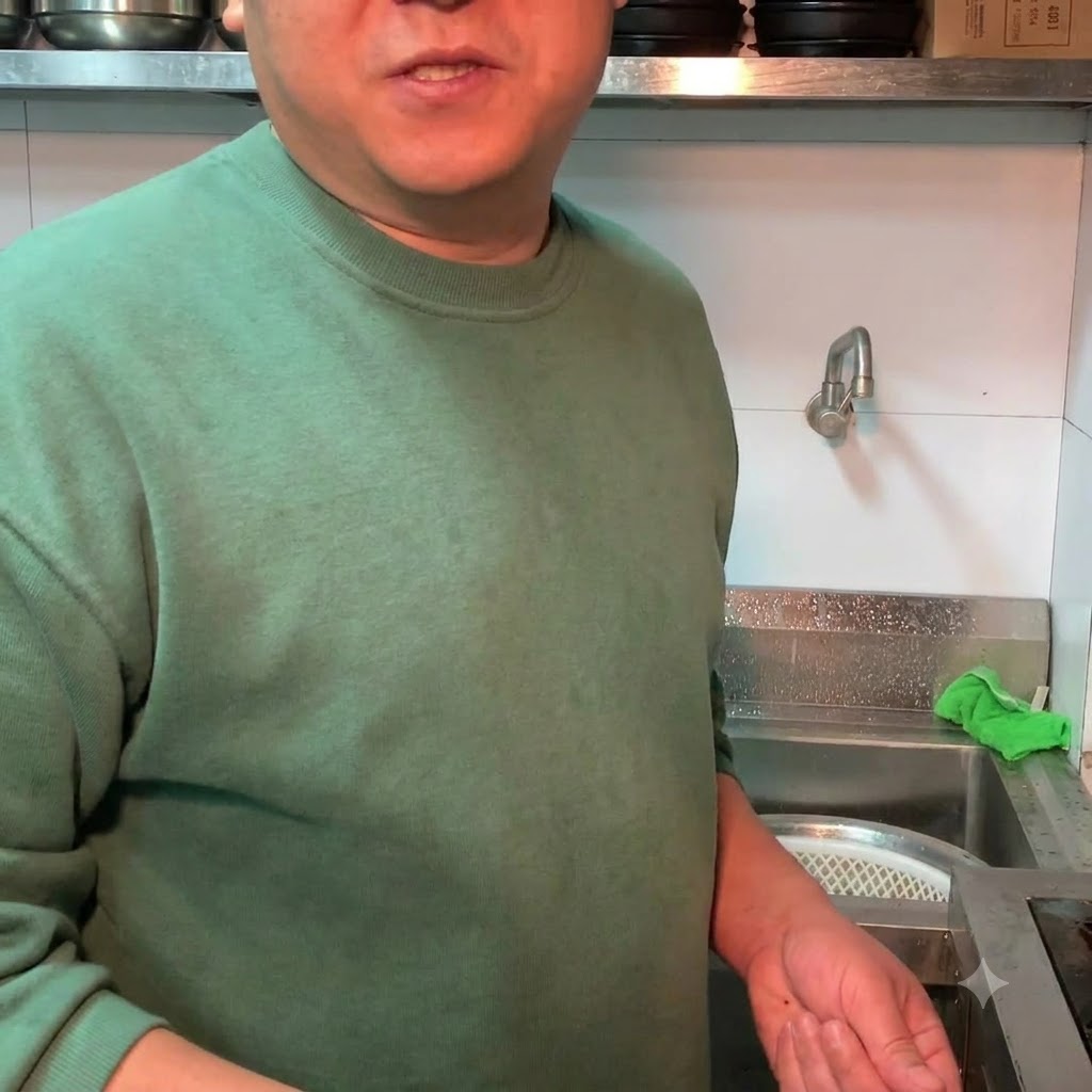 Des oignons verts hachés saupoudrés sur le ragoût de pâte de soja terminé.