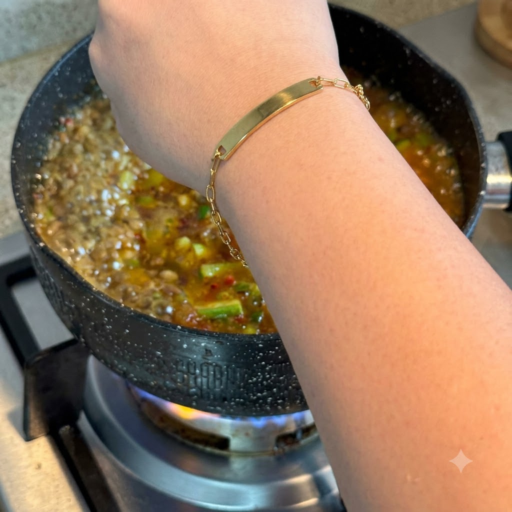 Un œuf cassé directement dans la casserole bouillante de ragoût coréen.