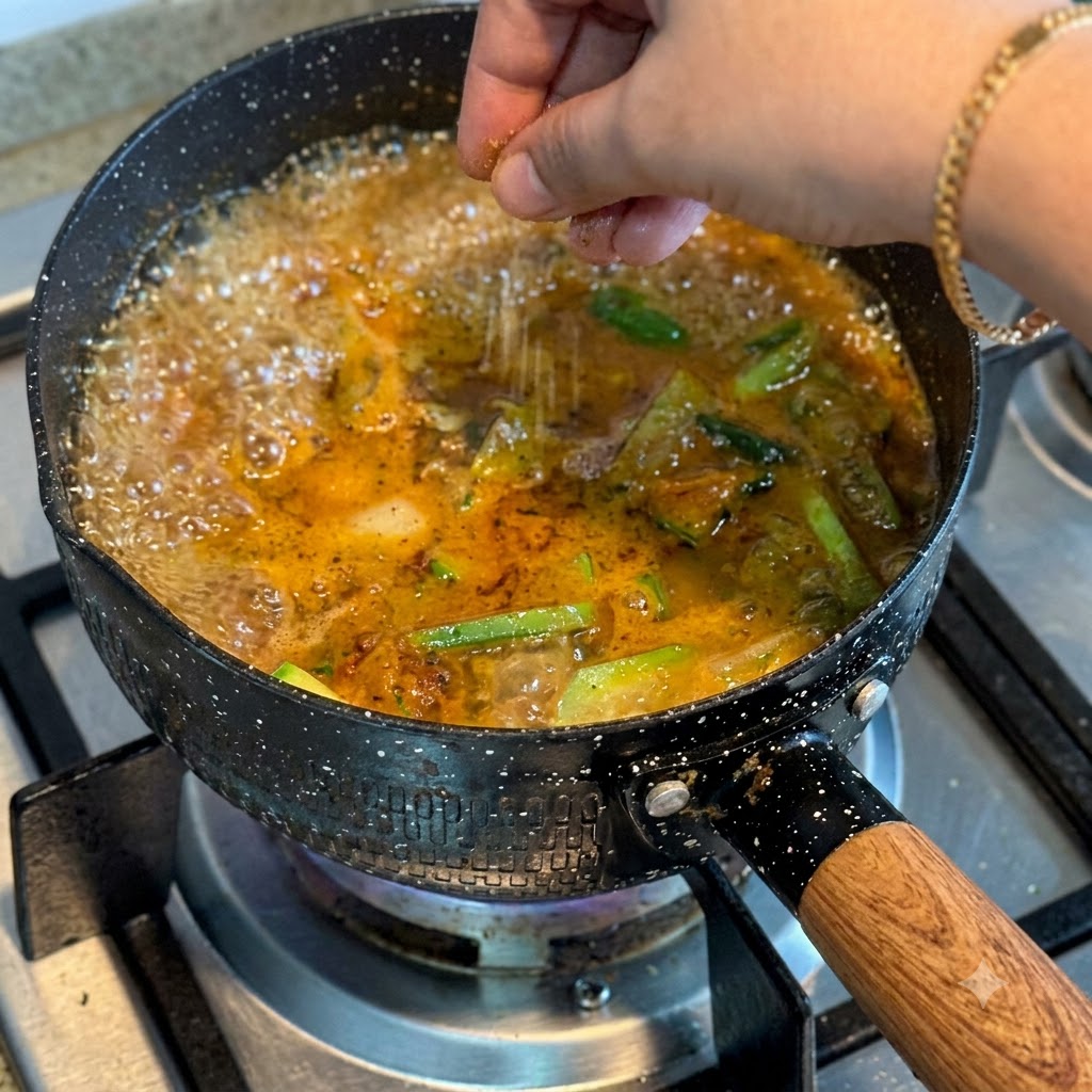 Un couvercle en verre placé sur le dessus de la casserole de ragoût bouillante.