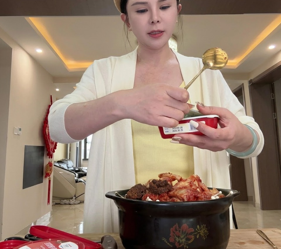 Chou haché ajouté dans la marmite en argile noire par-dessus les huîtres.
