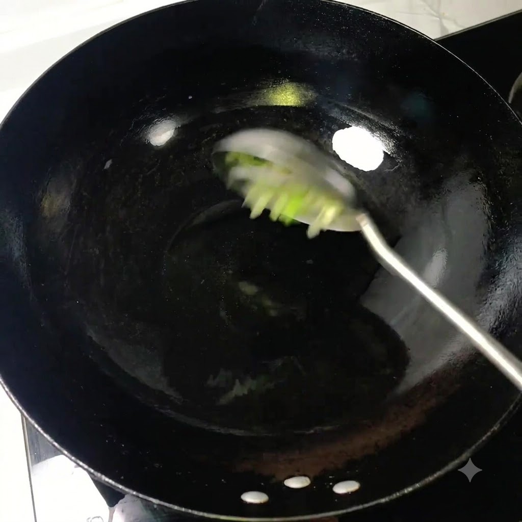 Oignons verts hachés remués avec une louche dans de lhuile chaude à lintérieur dun wok noir.