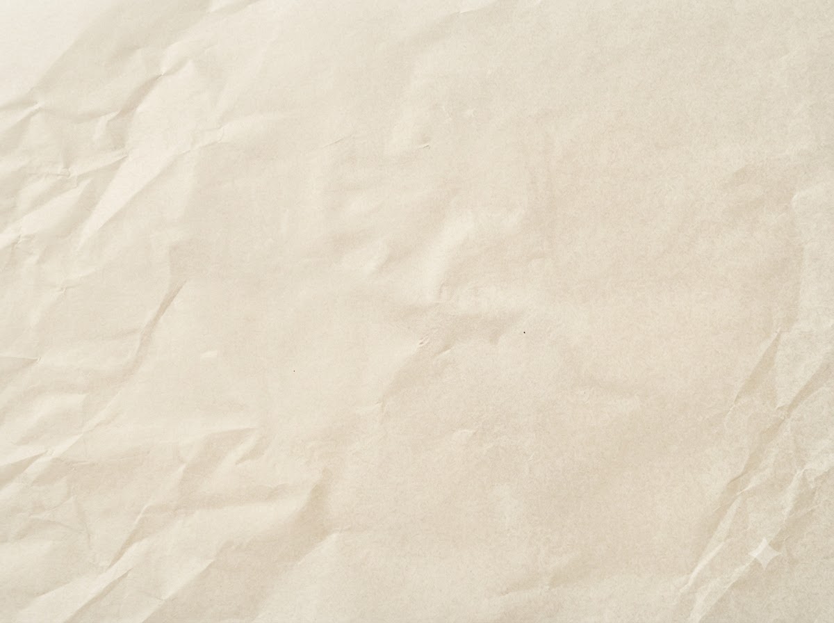 Des steaks de viande crue façonnés reposant sur une feuille de papier sulfurisé.