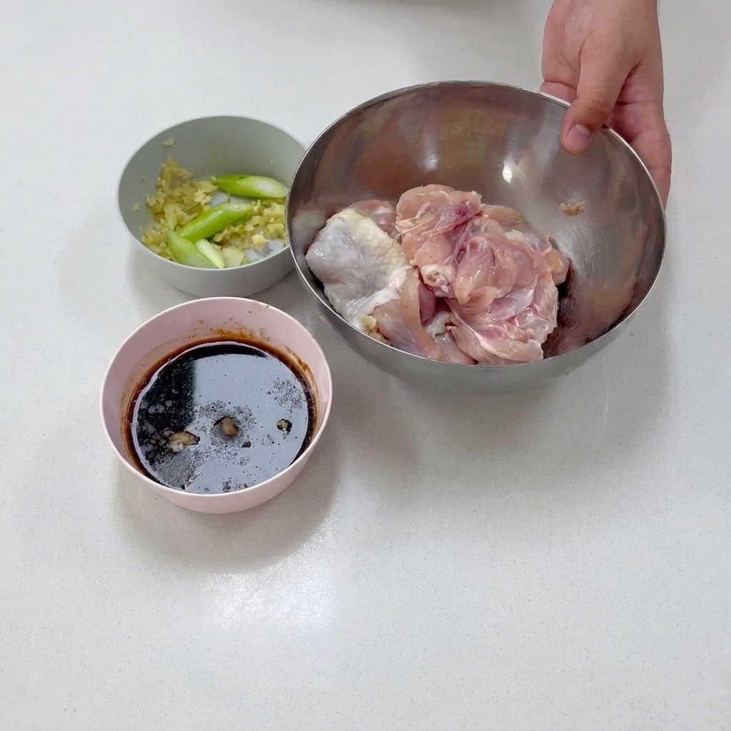 Hauts de cuisse de poulet désossés dans un bol en acier inoxydable.