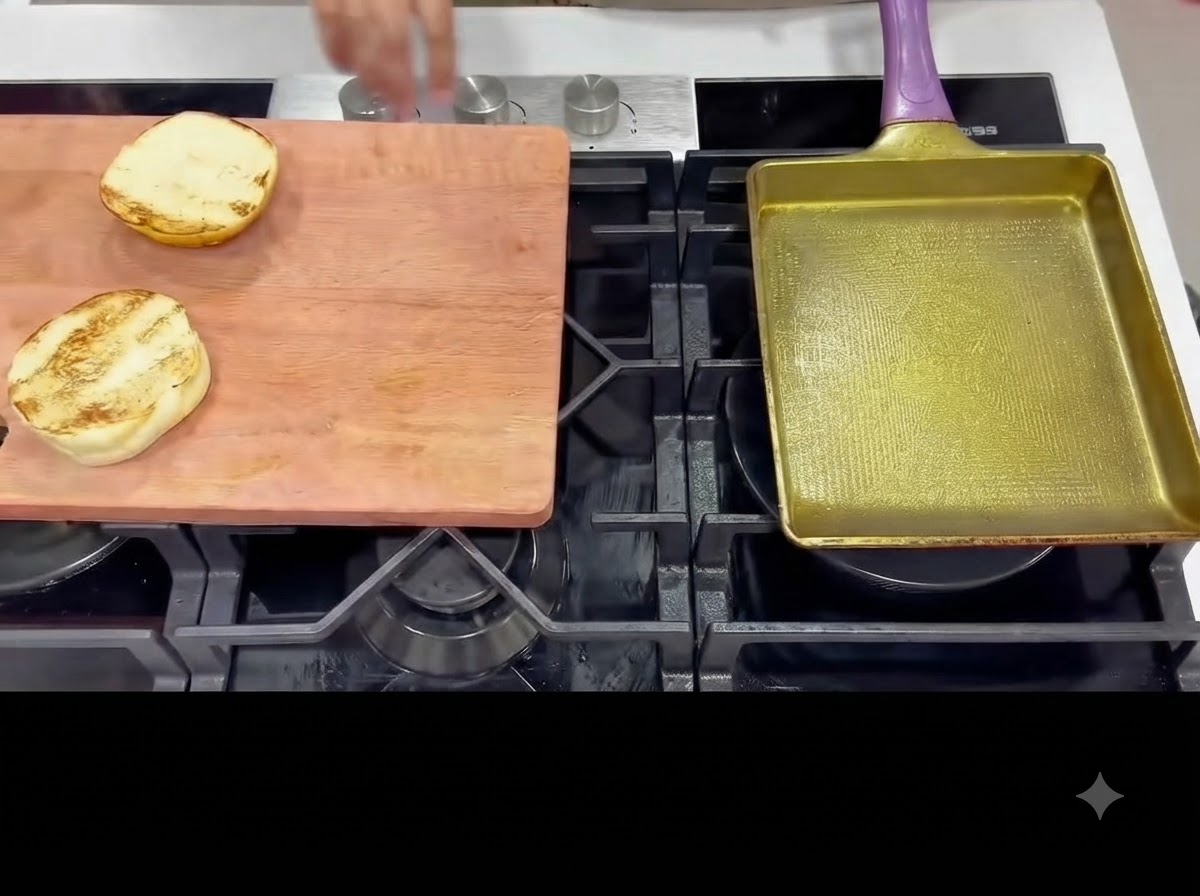 Pinces retournant les hauts de cuisse de poulet dans une poêle pour saisir lautre côté.