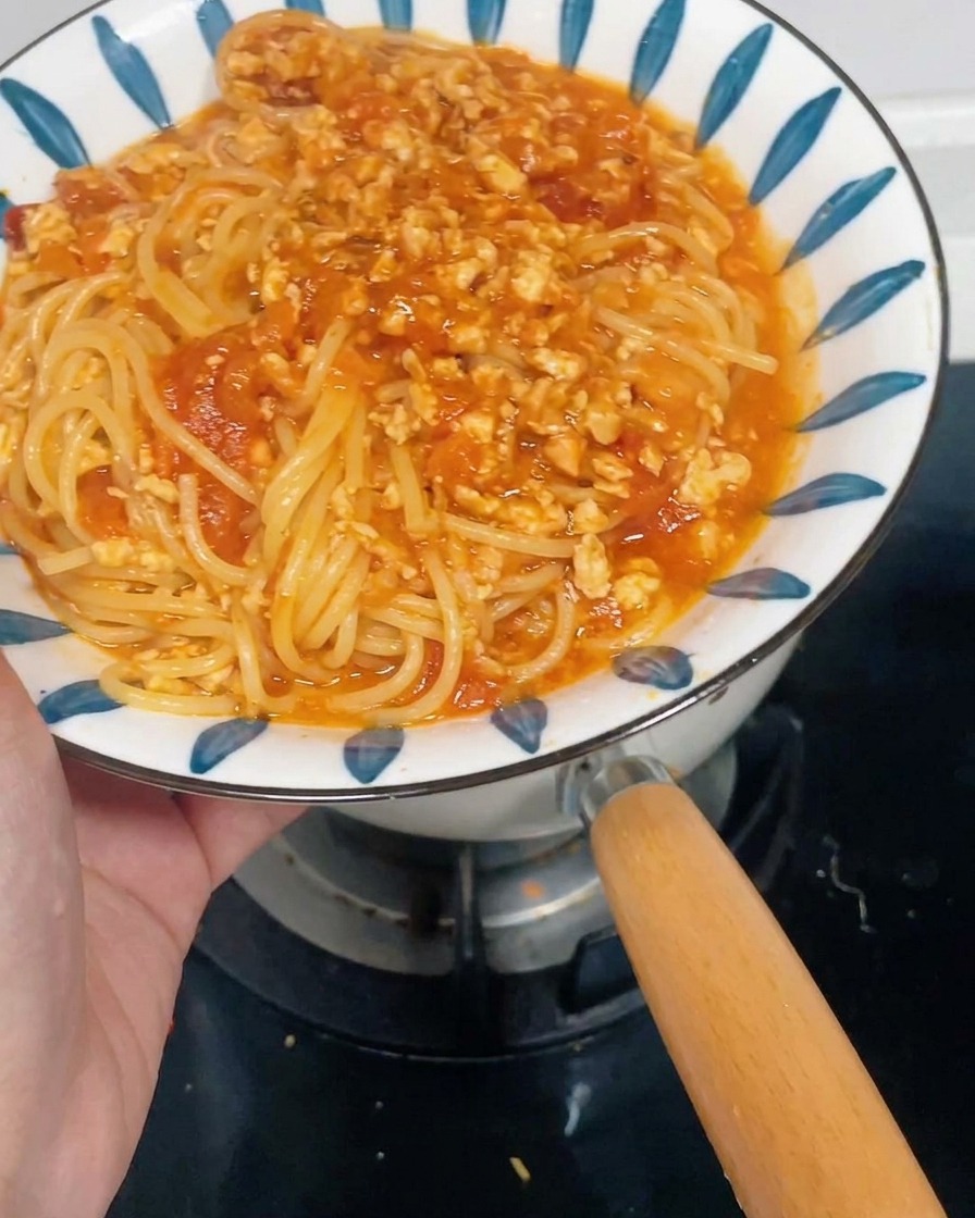 Carottes hachées et oignons rouges à lintérieur dun bol de robot culinaire propre.