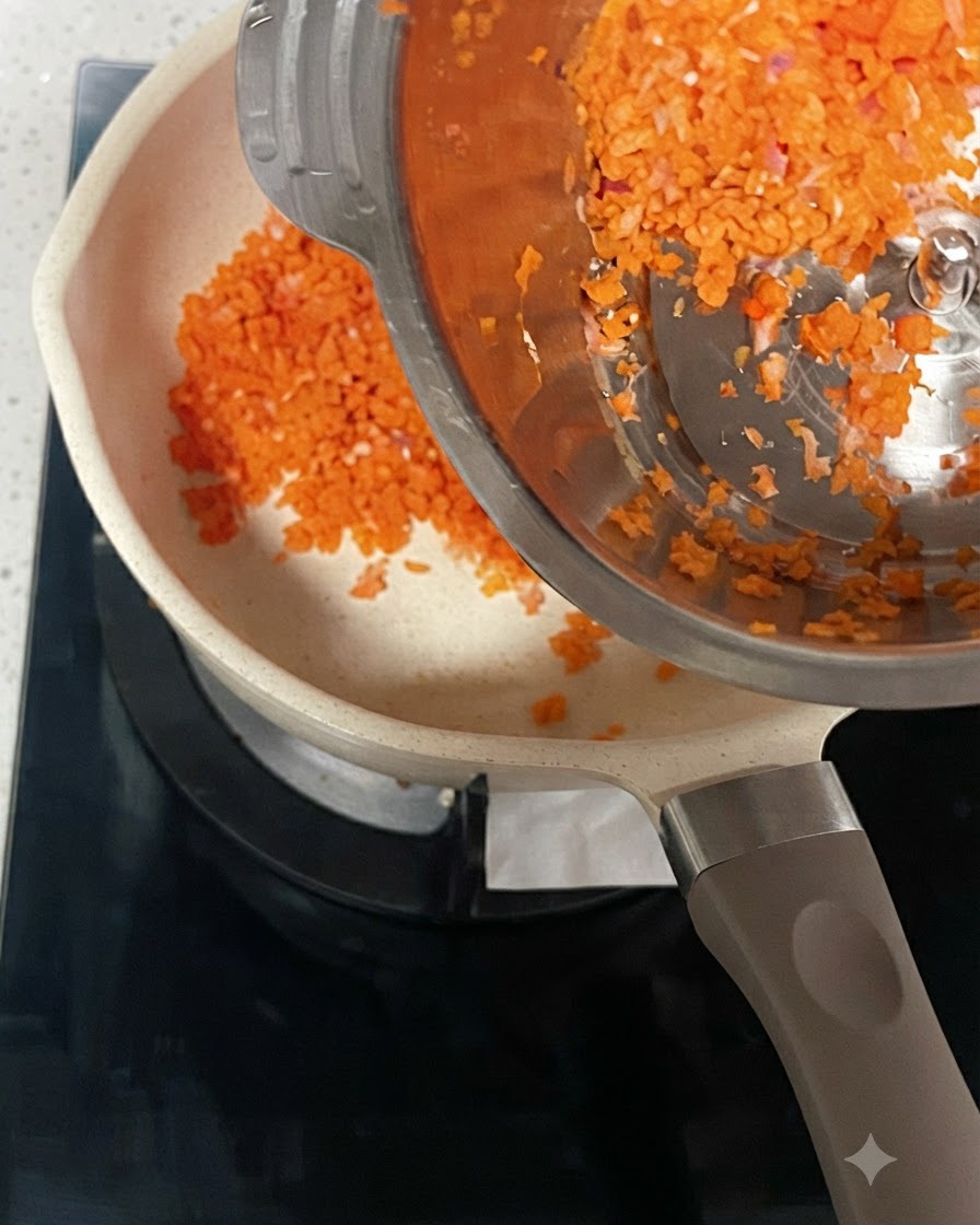 Carottes et oignons hachés versés dun récipient en acier dans une casserole chauffée.