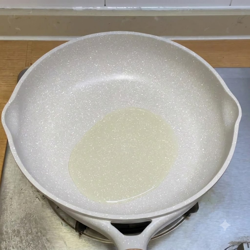 Bœuf haché en train dêtre sauté dans une poêle blanche avec de lhuile.