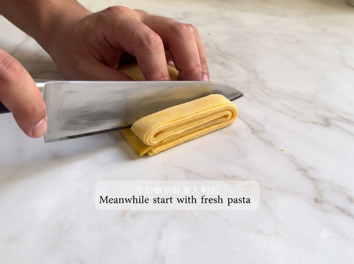 Une feuille de pâte abaissée pliée et coupée en lanières avec un couteau.