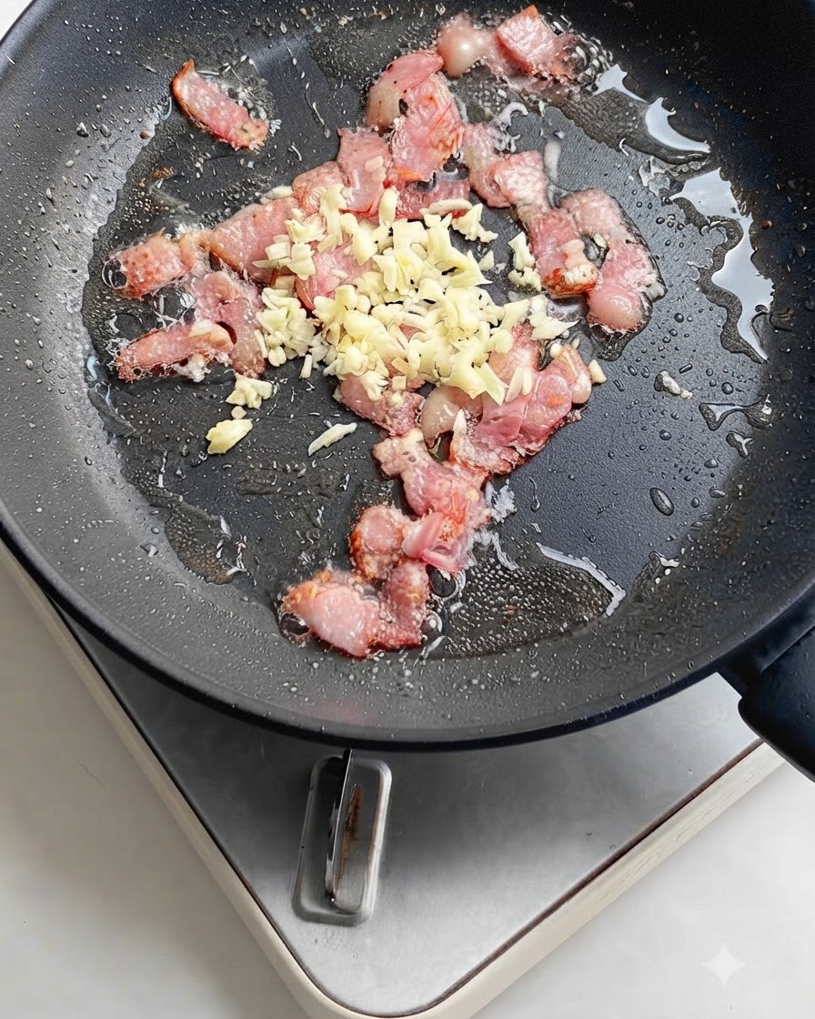 De belles rondelles de piment rouge vif ajoutées dans la poêle avec le bacon grésillant et lail.