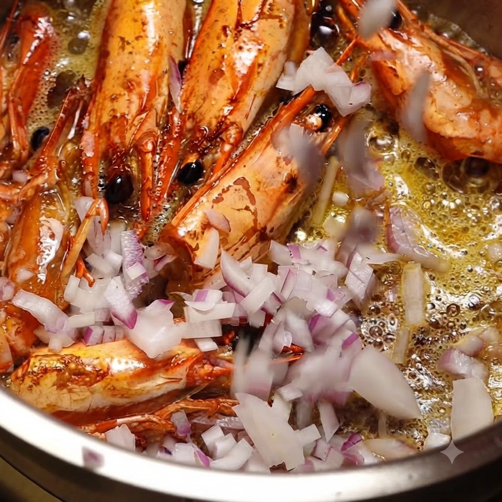 Des oignons rouges finement hachés jetés dans une casserole contenant des têtes de crevettes en train de frire et de lhuile chaude.