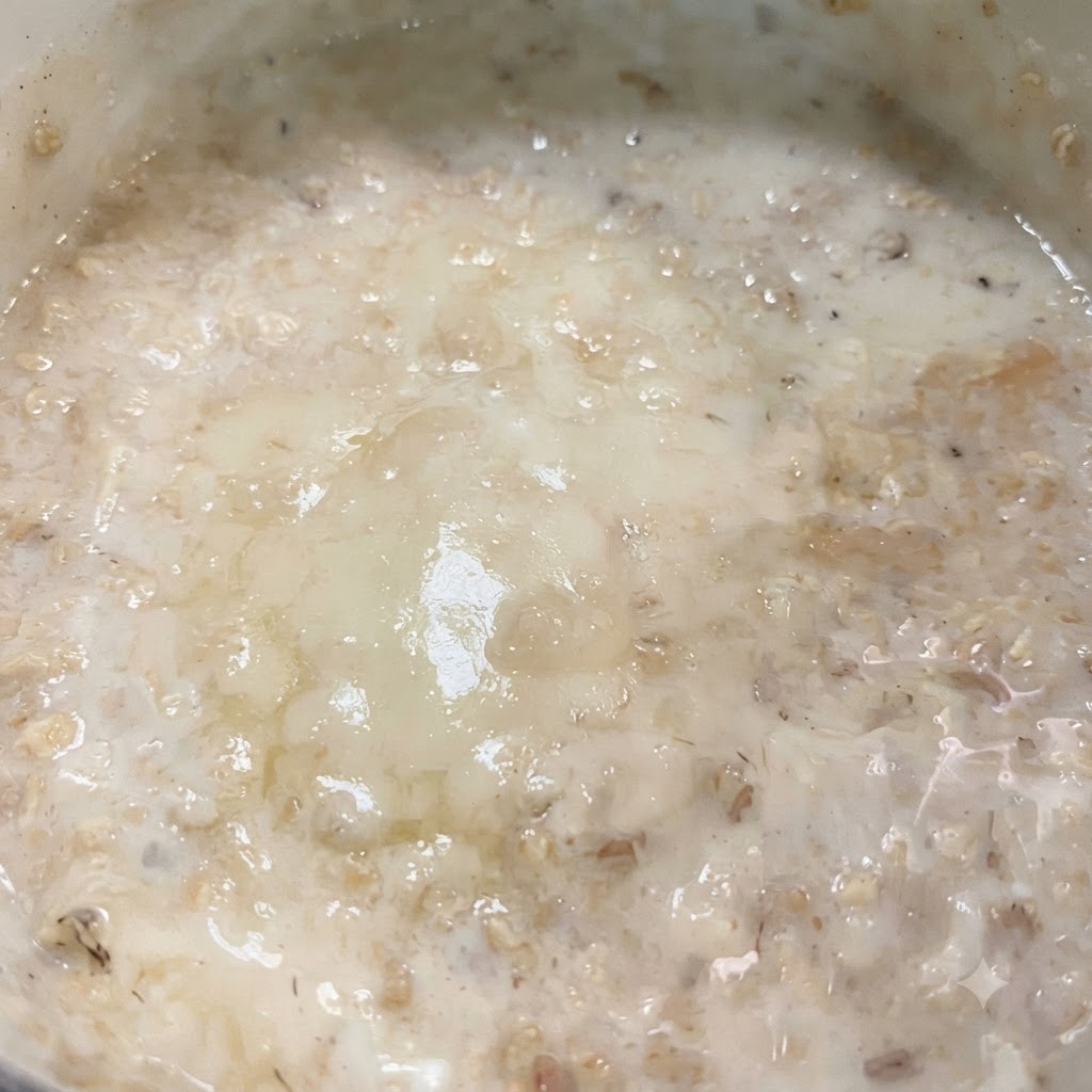 Du lait et une tranche de fromage allégé fondant ensemble dans la poêle pour former une sauce crémeuse.