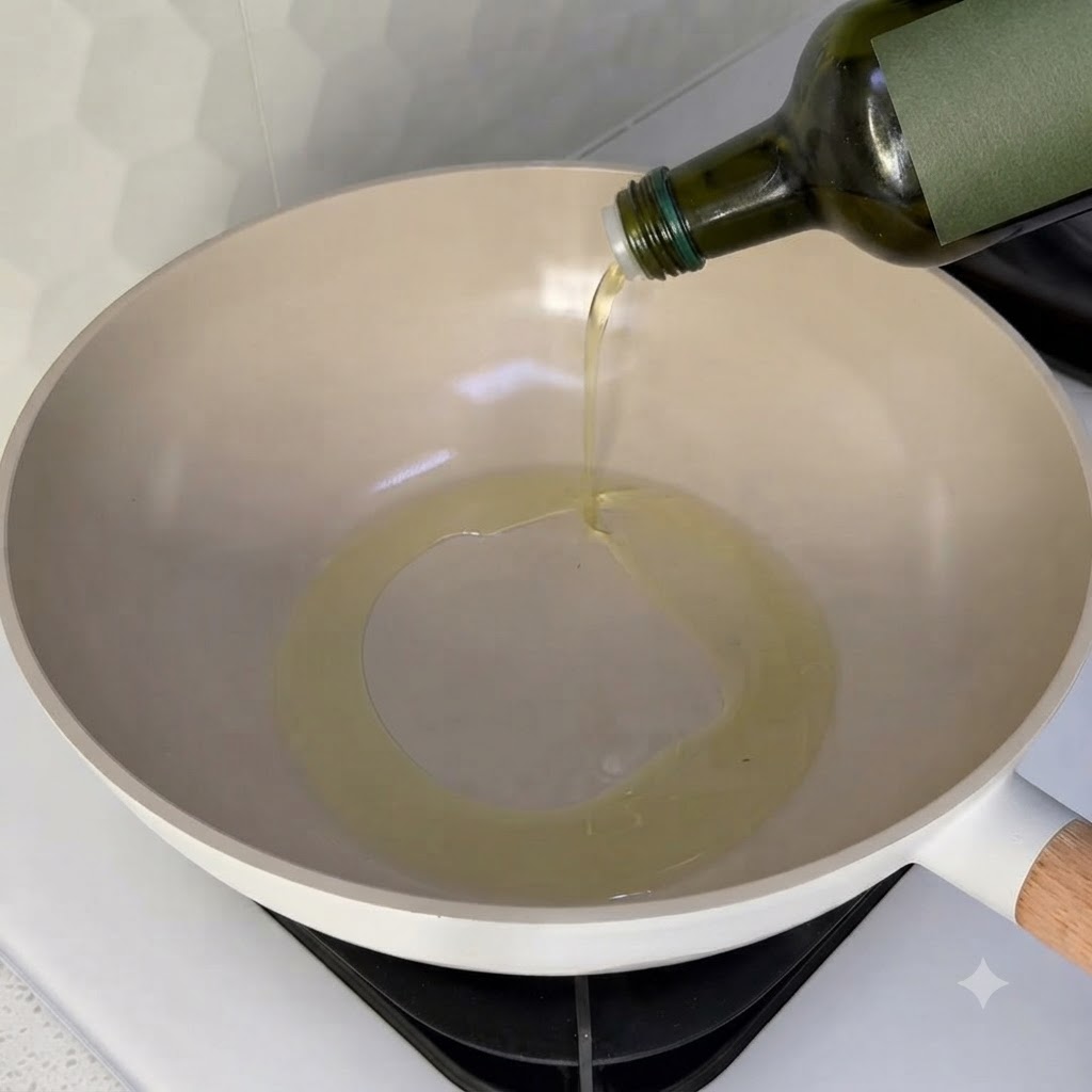 Huile de cuisson versée dans un wok propre sur un feu de cuisinière.
